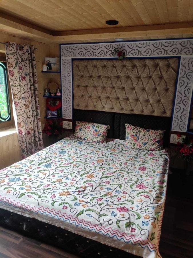 Oyo Home Muzamil Homestay Gulmarg Bagian luar foto